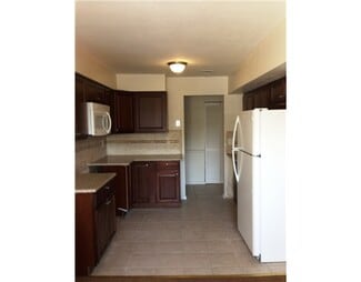 906 Green Hollow Dr Unit 906, Iselin, NJ 08830