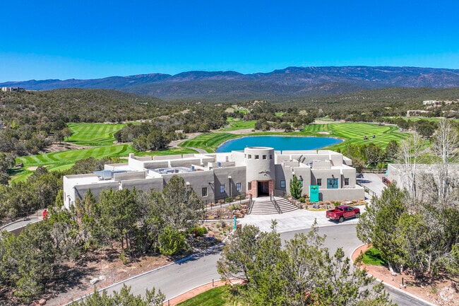 The Paako Ridge Golf Club features 27 stunning fairways at nearly 7,000ft in altitude.