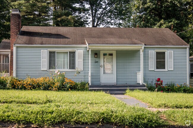 Single-family homes in Blue Hills with 3 bedrooms are around $200,000.