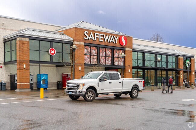 Rock Creek residents have easy access to groceries and dining at the West Union Village shopping center.