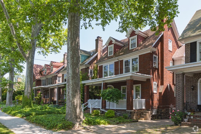 Victorian homes with large front porches can be found on Baynard Blvd in Ninth Ward.