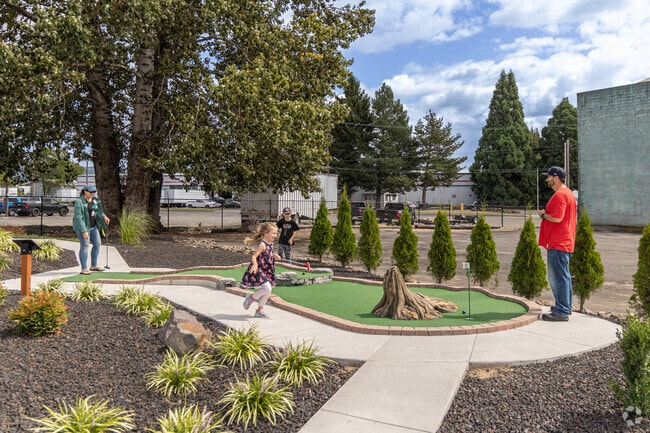 Sam's Mini-Golf is a favorite family activiy near Cascade-City View.