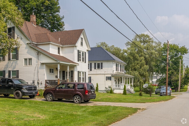 A row of New England styled homes in the Newport, ME neighborhood.