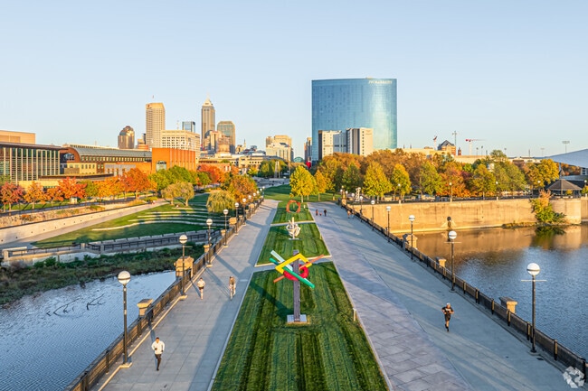 A bright autumn morning along Indianapolis’s Canal Walk, where public art, downtown towers, and riverfront trails come together for one of the city’s most iconic skyline views.
