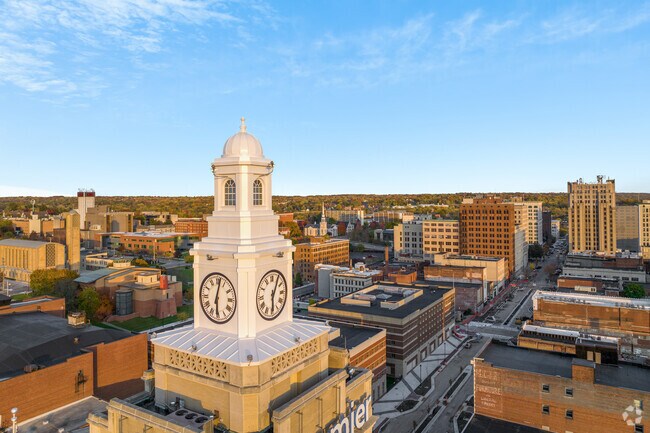 There are many landmarks throughout the Downtown Youngstown neighborhood.