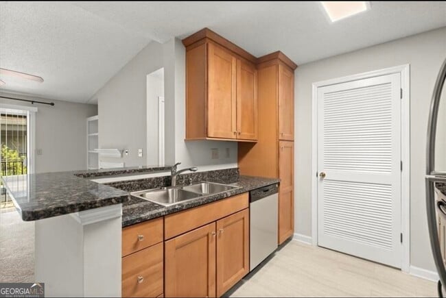 534 Granville Ct, Atlanta, GA 30328 - photo 3