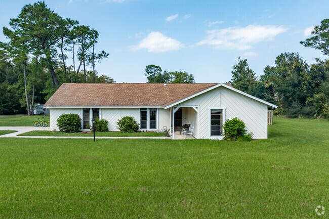 Older single-story ranch homes are common in parts of Glencoe.