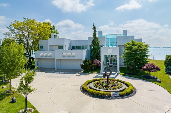 Find 21st Century Modern style waterfront homes in Grosse Ile.