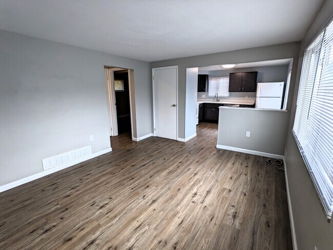 Livingroom to Kitchen