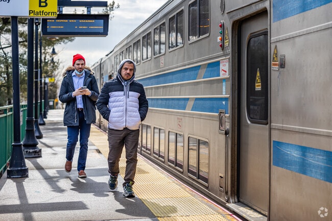 The Roslyn train stop is conveniently located in Roslyn Heights.