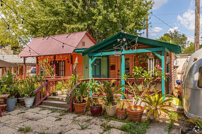 There are many retail options in the Garden District.