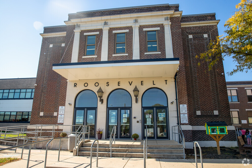 Roosevelt Elementary School provides education in the neighborhood of 
South Side.