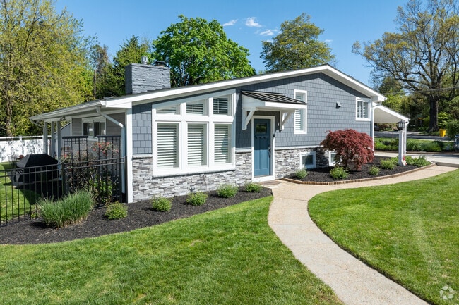 Homes in Severna Park have well manicured lawns.