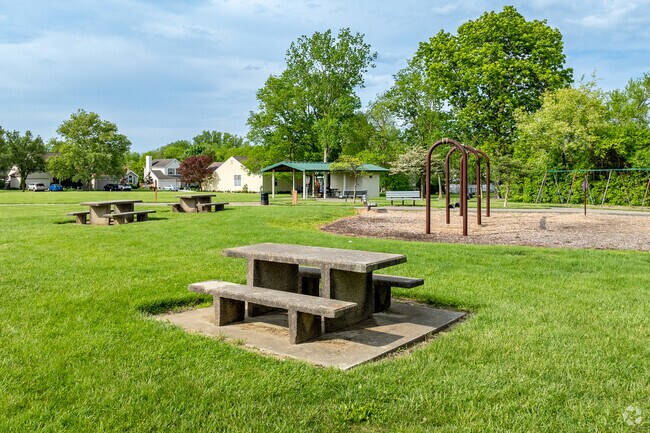 Scioto Woods Park sits at the center of the neighborhood and has picnic tables and a playground.