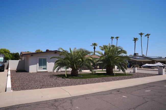 2526 E Mercer Ln, Phoenix, AZ 85028 - photo 4