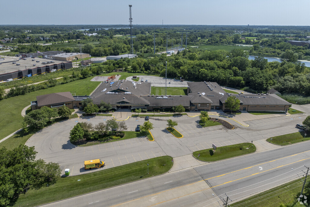 Avon Center Elementary School is located conveniently in a residential area.