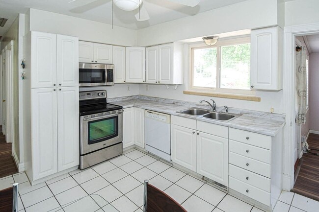 9310 Radio Dr, Saint Louis, MO 63123 - photo 6