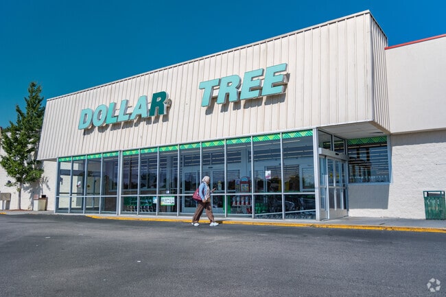 Ellett-Jennelle is conveniently located near shopping centers and dining options in Blacksburg.