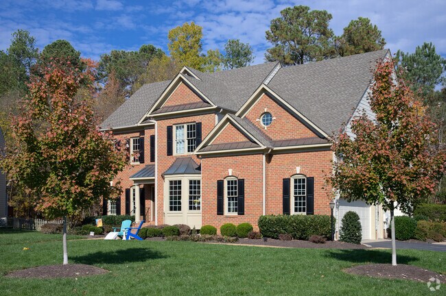 Large homes with traditional style comprise most of the Twin Hickory neighborhood.