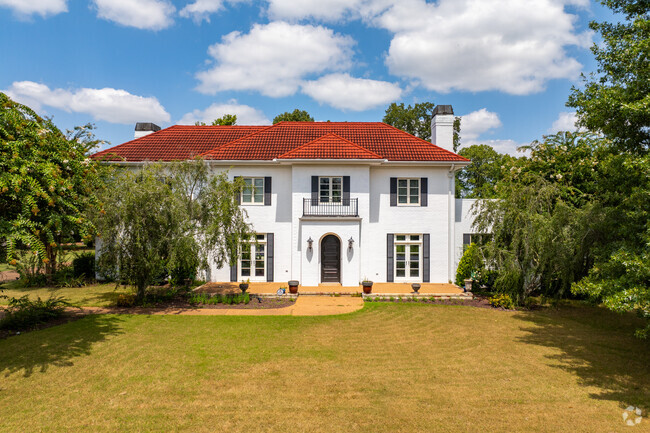 There are a handful of expansive estate homes in Gilmore.