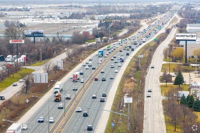 Bolingbrook's Poplar Park neighborhood is conveniently located near Interstate-55.