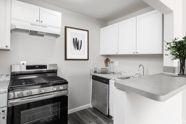 Village Court Apartmemts, Columbus, OH 43229 - photo 4