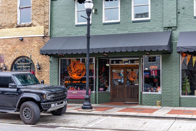 Collins River BBQ in McMinnville is a source of great food, cold craft beers, friendly service and live music.