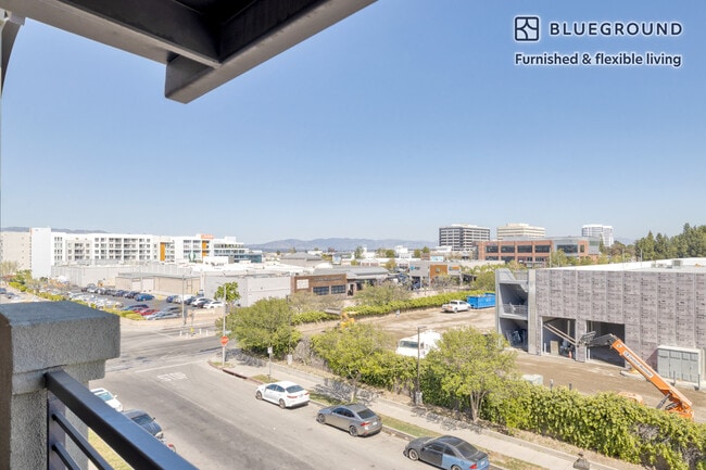 6121 Glade Ave unit FL4-ID699, Los Angeles, CA 91367 - photo 4