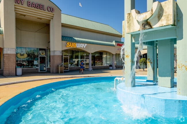 Abundant amenities at the shopping center in Islandia