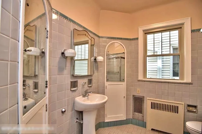 Bathroom 1/ tub