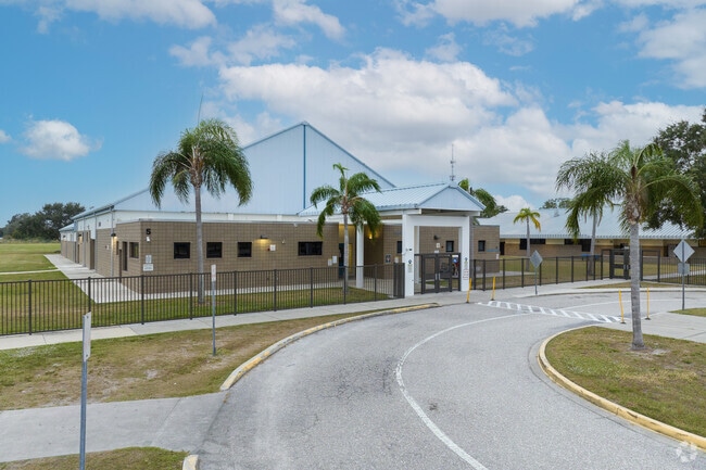 Sarasota Middle School in Sarasota has a 16 to 1 student to teacher ratio.