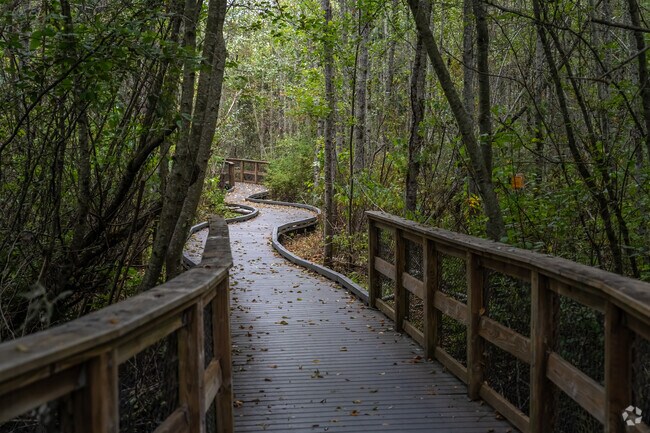 Cascade View Everett offers many green spaces to relax and enjoy nature.