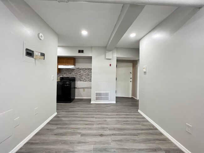 805 Broadway B6