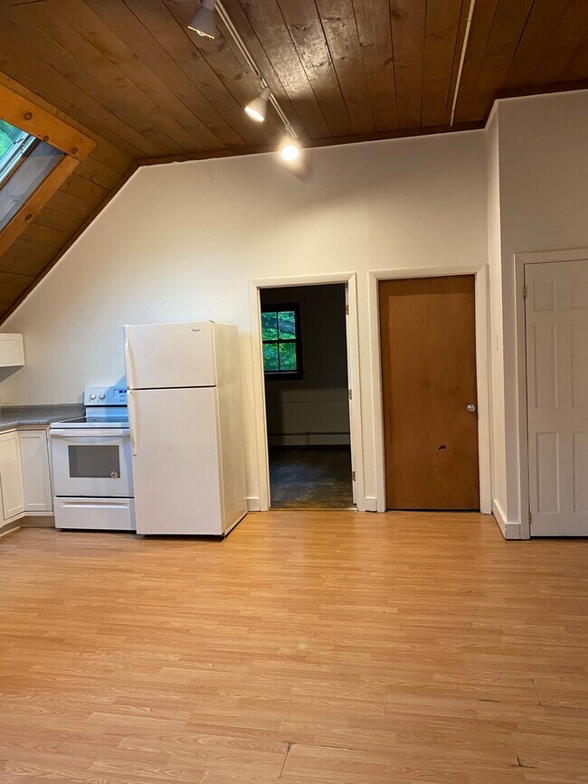 95 Hall Ave unit B2-C, Henniker, NH 03242 - photo 6