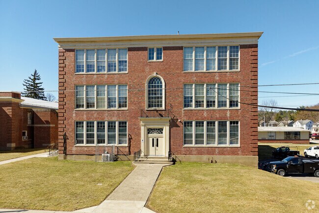 SUNY Corning Community College has around 3,700 students enrolled as of 2022.