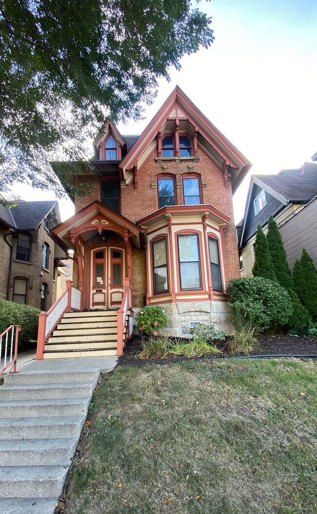 1708 N Farwell Ave, Milwaukee, WI 53202