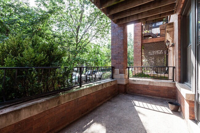 910 W Belle Plaine Ave unit 1, Chicago, IL 60613 - photo 3