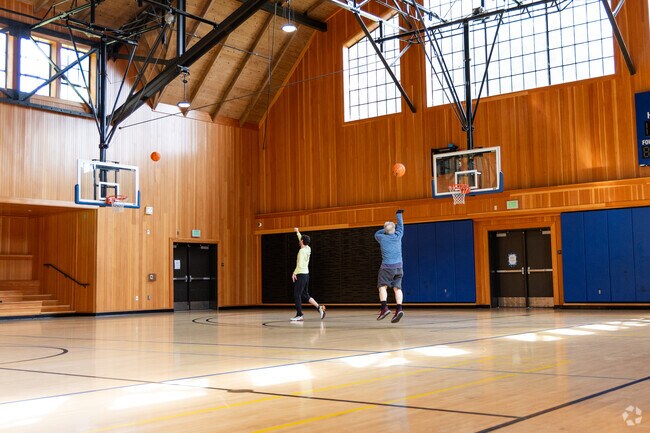 Glen Park Recreation has an amazing basketball court open to the public in Diamond Heights.