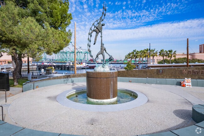There are a variety of art installations throughout the neighborhood of San Pedro.