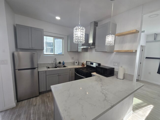 1943 Claudina Ave unit Back house, Los Angeles, CA 90016 - photo 2