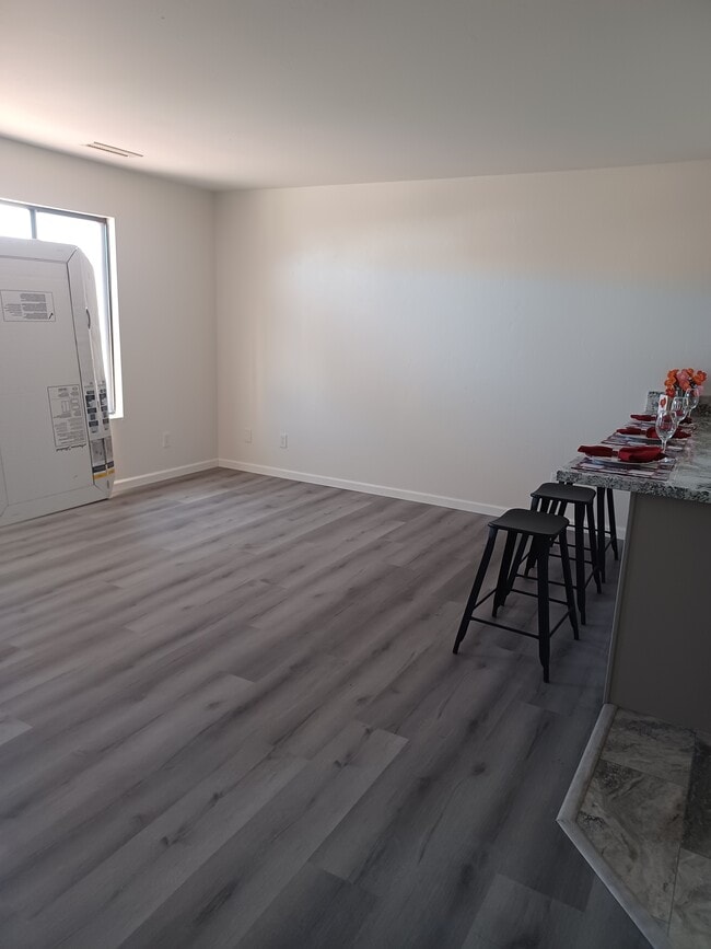 Living room with breakfast bar for four
