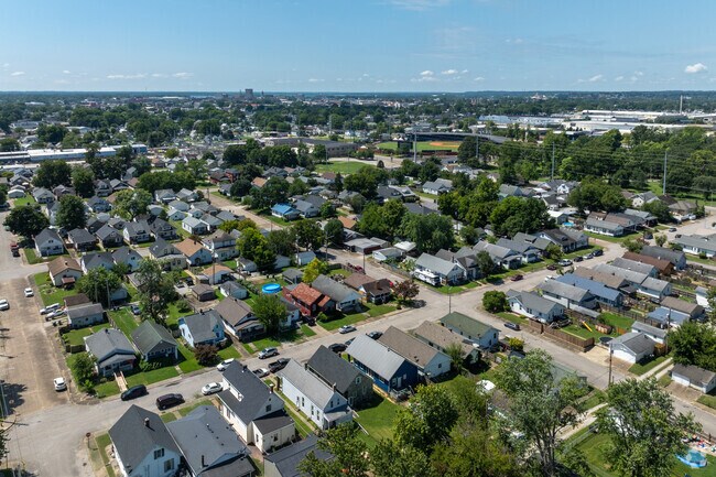 Downtown Evansville is only a ten minute commute from Diamond-Stringtown.