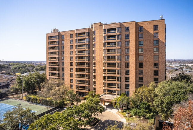 About The Carlyle, San Antonio TX | HOAs, Reviews, Amenities