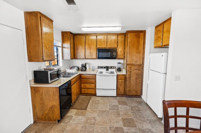 121 N Gateway Blvd, Ridgecrest, CA 93555 - photo 5