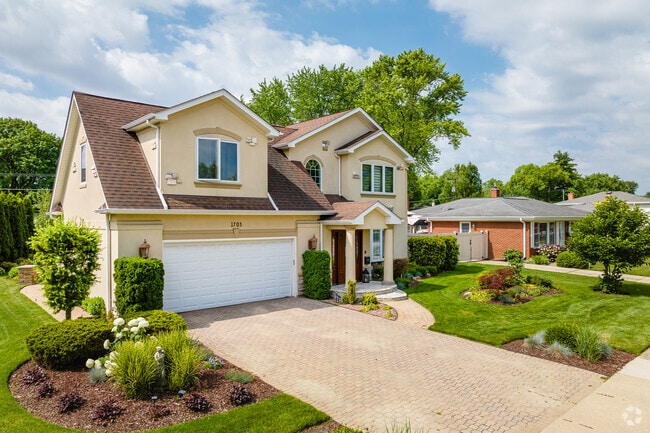Custom built homes are found throughout the Colonial Heights neighborhood.