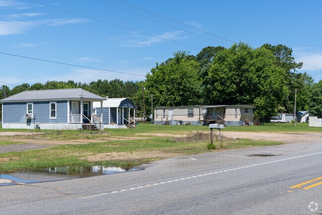 Hunter-Lula has many manufactured homes tucked among greenery and wooded areas for privacy.