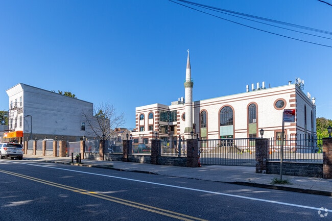 The Miraj Islamic is a Private Pre-K to High School, in Tompkinsville, Staten Island, NY.