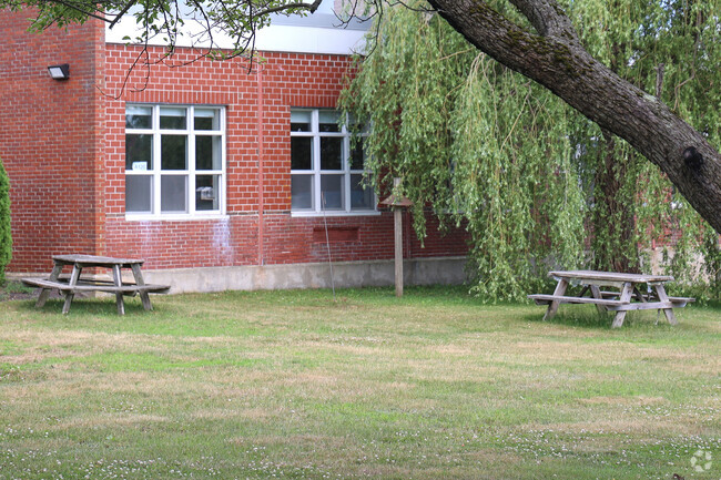 Cape Elizabeth Middle School offers education to students in the Cape Elizabeth Area.