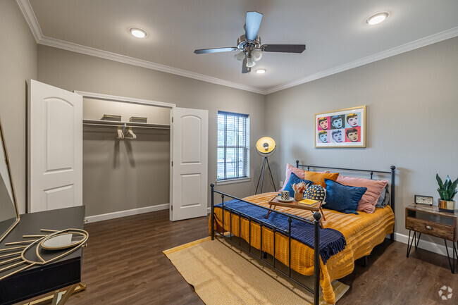 1BR, 1BA - 904SF - Bedroom