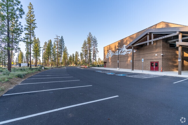 Kids living in Sisters attend Sisters Elementary School.